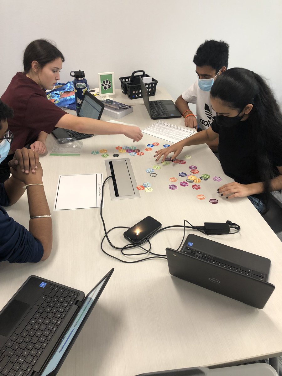 lutecroy's tweet photo. Hexagonal Thinking in @MrsHodum’s #AmStud class today! Love the critical thinking taking place and the connections that these students are making. Great stuff! @RockHillHS #WeAreProsper https://t.co/zeIKF9SUT5