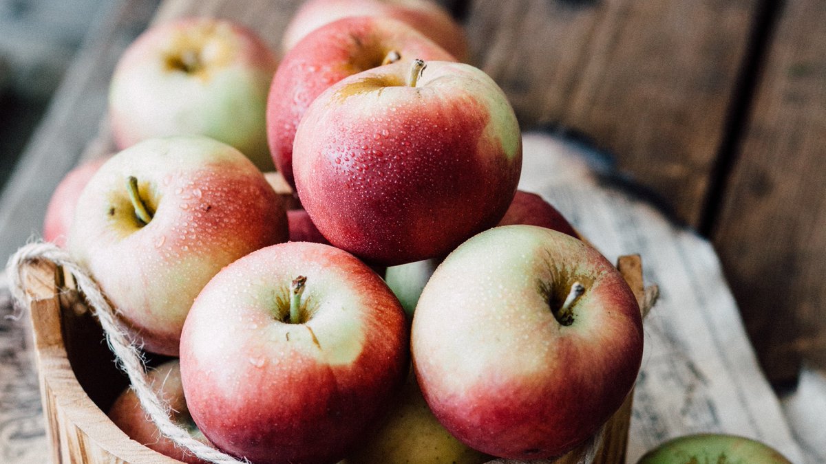 OPTASEeyes's tweet photo. The antioxidants and pectin in apples make them an eye-health superfruit—that’s why OPTASE is celebrating National Apple Day, Oct. 21, 2021! https://t.co/JQglHb2sur