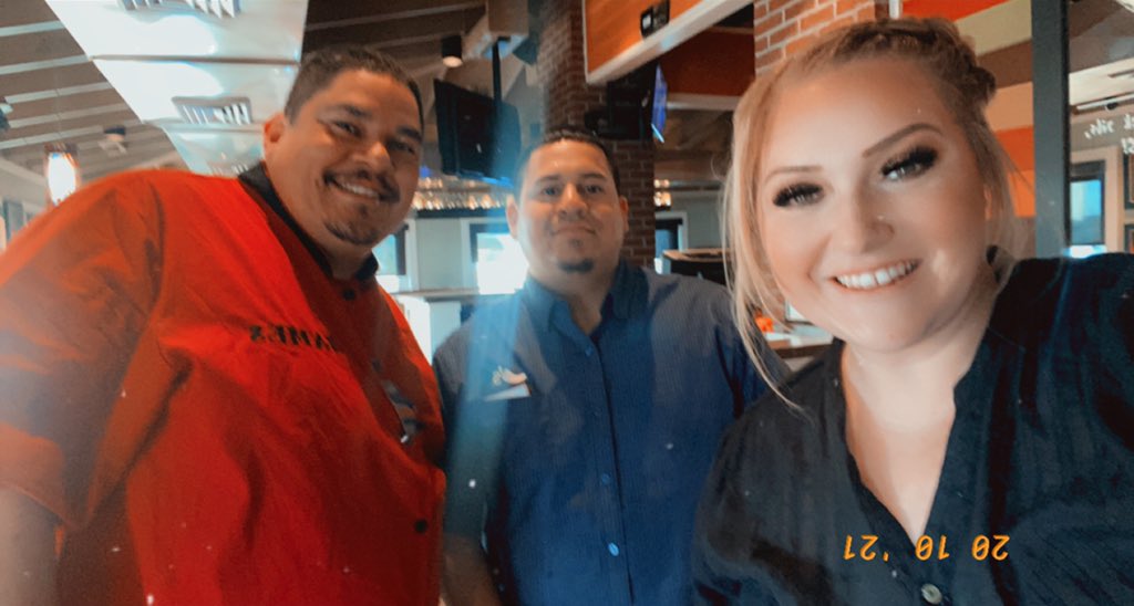 TTaylorelaine's tweet photo. Saying goodbye to our MID’s is always hard to do. We will miss you but we can’t wait to see all the amazing things you do! 🌻🌻#chilisgrow #chilislove @mlflores610 @JamesArch1981 @JBarraza6 @Uhmall @giselleh26 https://t.co/CQ0zQy6eAw