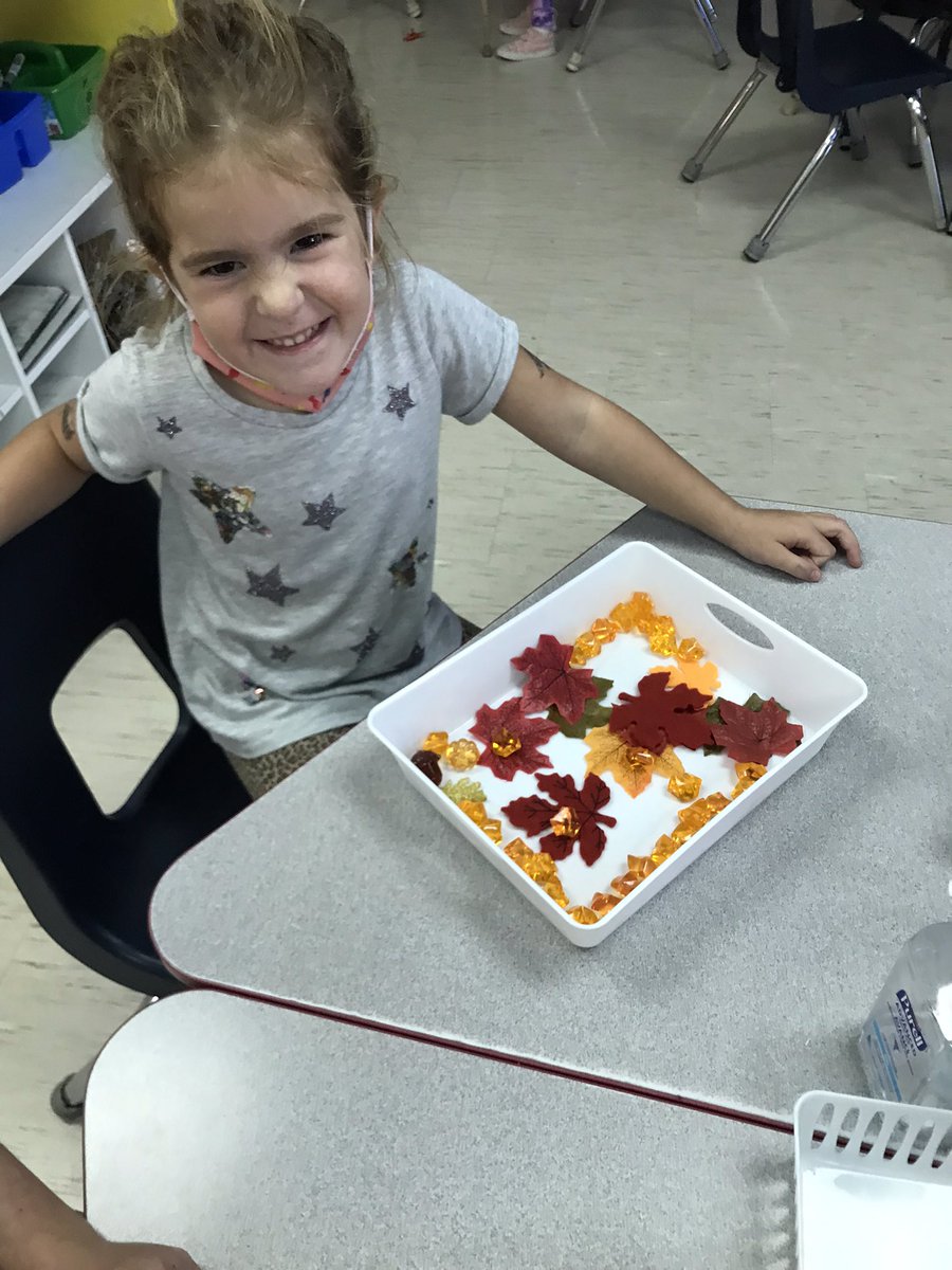 BeaubienLollar's tweet photo. What can we make using fall leaves? @Southview_LDSB https://t.co/6Y2pZNwZag