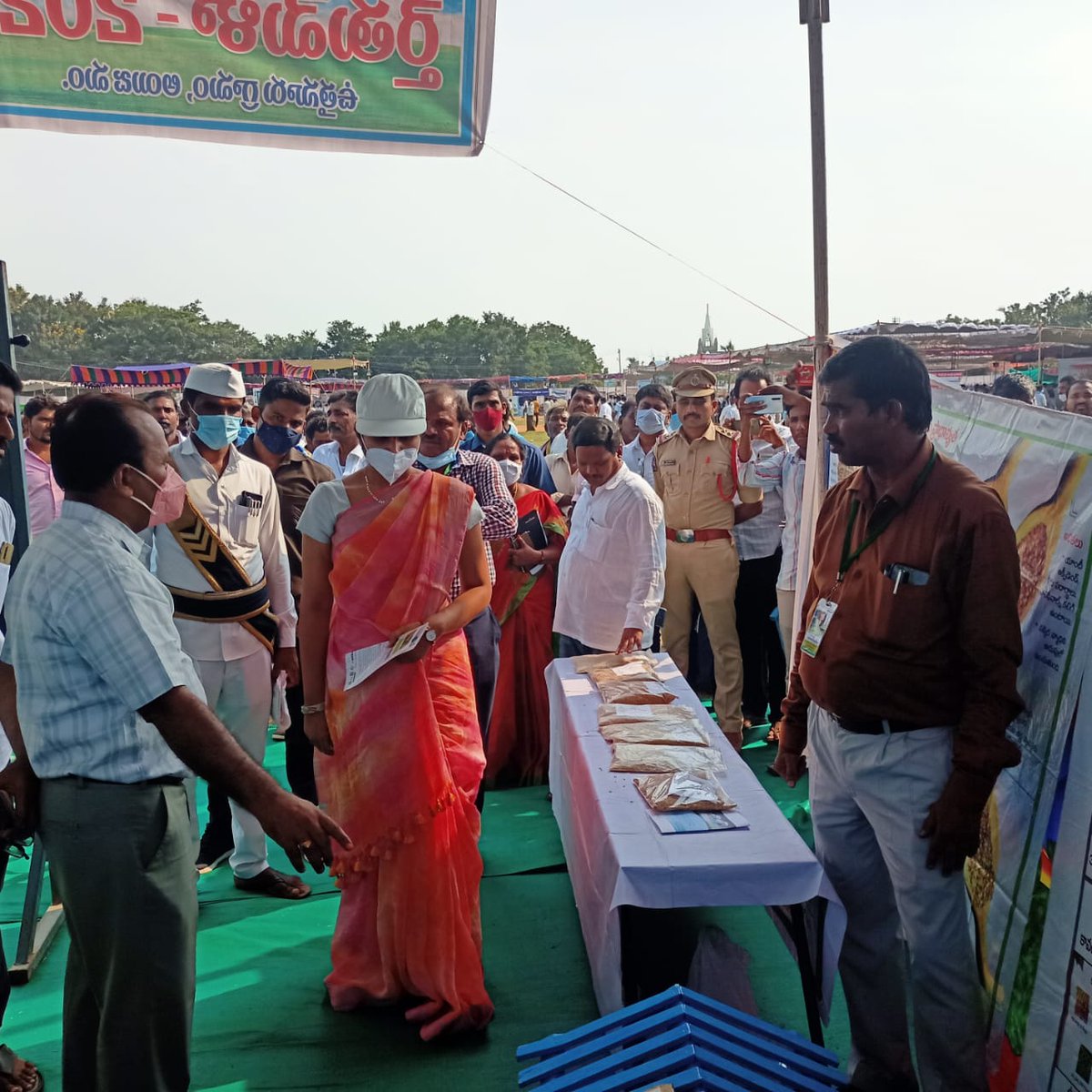 daojogulamba's tweet photo. Nameste sir/madam,
Hon’ble collector madam visited Agriculture stall in Uttanur Rythu mela on 20th October. DAO Gadwal https://t.co/rxvAUuivJe
