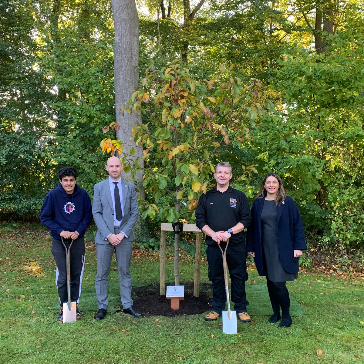 FlintHouseRehab's tweet image. This morning our Centre and Clinical Director (Sophia Majaya) and Chairman of the Board of Trustees @LeicsFedSec were joined by patients, staff, and students from @brookfieldsSEN for the planting of our very own ‘tree-bilee’ #QGCCelebrationTree @QGCanopy @RoyalFamily