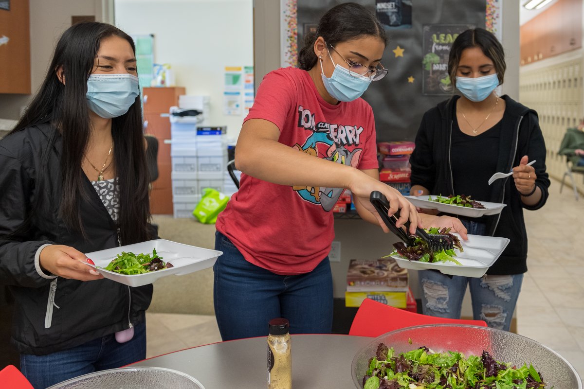jcpsnc's tweet photo. Jenna Krantz from Uncomplicated Kitchen joined @jcpsnc School Nutrition Director Laura Cabe at Jackson County Early College for a hands-on lesson in baking apples and creating a fall salad. It was good! 😀🍎
#jcpsnc #ThriveJCPS #JCEC https://t.co/tua6Y07rmB