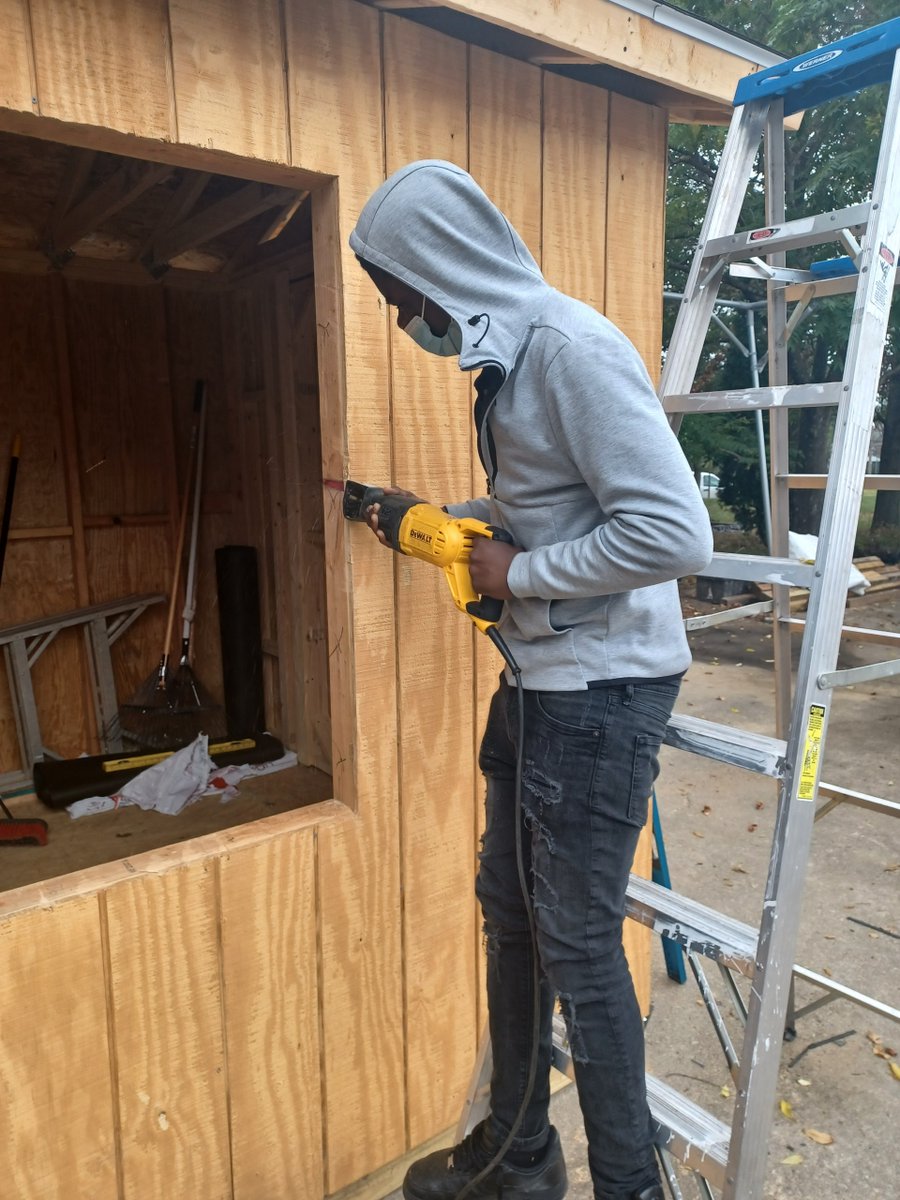 YouthBuildPCS's tweet photo. ¡Vea Youthbuild Students ayudando a su comunidad a construir un salón de clases al aire libre para la Universidad del Distrito de Columbia!#universityofdistrictofcolumbia https://t.co/SsWj2FEiKO