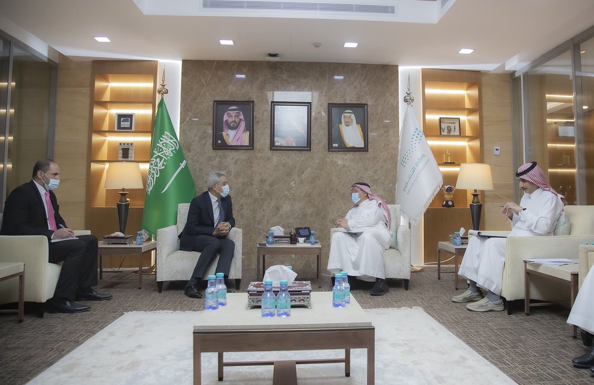 moe_gov_sa's tweet photo. #وزير_التعليم يبحث مع سفير العراق مجالات التعاون في التعليم الجامعي، والمنح الدراسية المقدمة للطلبة العراقيين.
https://t.co/uogq6LsUGK https://t.co/R73w7no4tk