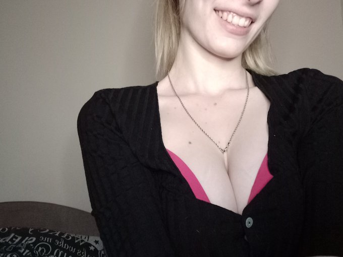 Olala, helloka❣ 🥵🥰💋🔥😼🔞🤩😻❤💣🥵  Tetszenek azok a roszcsont cickok dr&aacute;g&aacute;im?🥰😉😘 https://t.co/cxZjLOB2gd