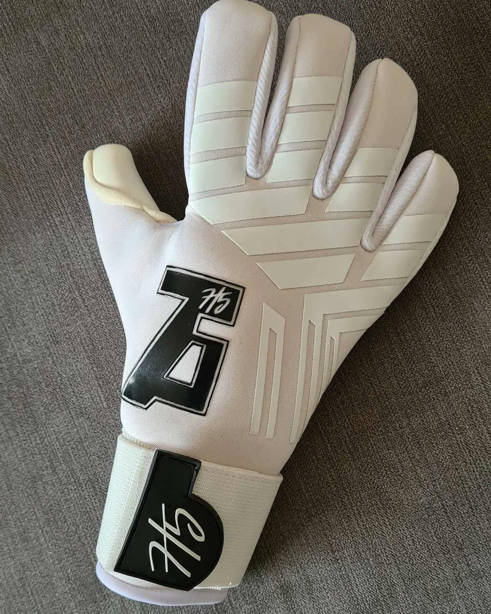 7t5Goalkeeping's tweet photo. Our Junior 'Blanco Elite' GK gloves have been getting the approval of @the_gkacademy players this week!

Negative Cut Latex Palm ✅
Neoprene Back Hand ✅
Silicone Punch Zone ✅
Elasticated Bandage Wrist ✅

#goalkeeper #goalkeepers #gkgloves #goalkeepergloves #goalkeeping https://t.co/KlMBSsxAVc