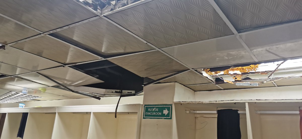 Solo tomé estas 3 fotos.. Hasta que no pase un accidente con alguien es triste que un estadio en esta condiciones lleve el nombre de armando dely valdes y los responsables brillan por su ausencia.. 👏🏾👏🏾