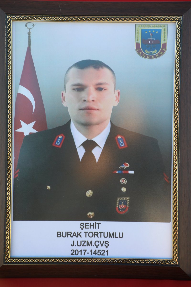 ervalilik's tweet photo. Tunceli'de devam eden Eren-7 Operasyonu'nda yaralanan ve tedavi için getirildiği Erzincan Mengücek Gazi Eğitim ve Araştırma Hastanesinde şehit olan Kahraman Askerimiz Komando Uzman Çavuş Burak Tortumlu için ilimizde uğurlama töreni düzenlendi. 

👇👇👇
https://t.co/PtXzfZTnW9 https://t.co/XBkFv5eY9l