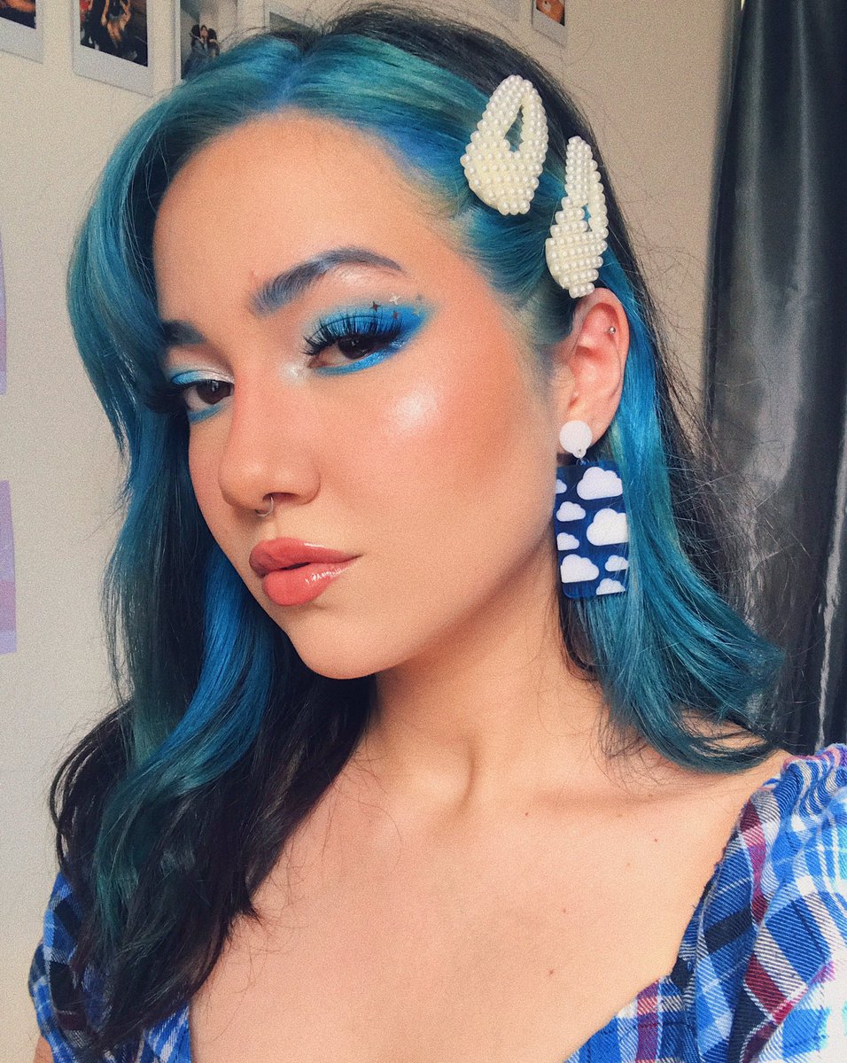 ValArias7's tweet photo. holisssss ya se viene halloween así que vengo a recordarles que yo maquillo, tengo productos de excelente calidad y muy buenos precios 🧚‍♀️ rt para ayudar a una struggling makeup artist pls <3 https://t.co/3s2TOcHsPl