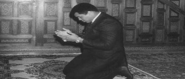 " ما يجعلني سعيد هو أن الله حي 
لا يموت أبدًا ، وكريم لا يرد أحدًا 
ورحيم لايقتل أملاً .!
-
-محمد علي كلاي
