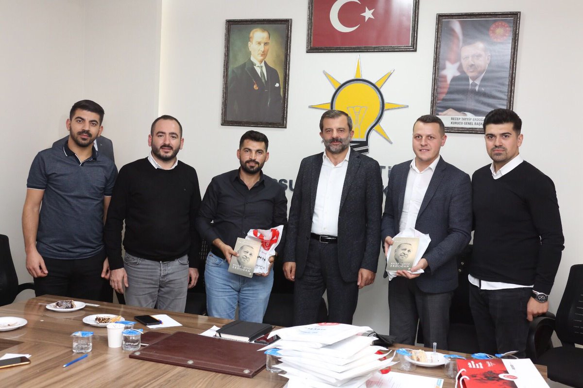 16mustafaisik's tweet photo. Bu akşam da AK Parti Gençlik Kollarımızın misafiri olduk. Tevafuk oldu Kemal, Halime ve Ali kardeşlerimizin doğum günlerini tebrik ettik. Sevgili gençlerimiz bizim herşeyimiz Rabbim yollarını açık eylesin. https://t.co/Zvhwpi1aPO