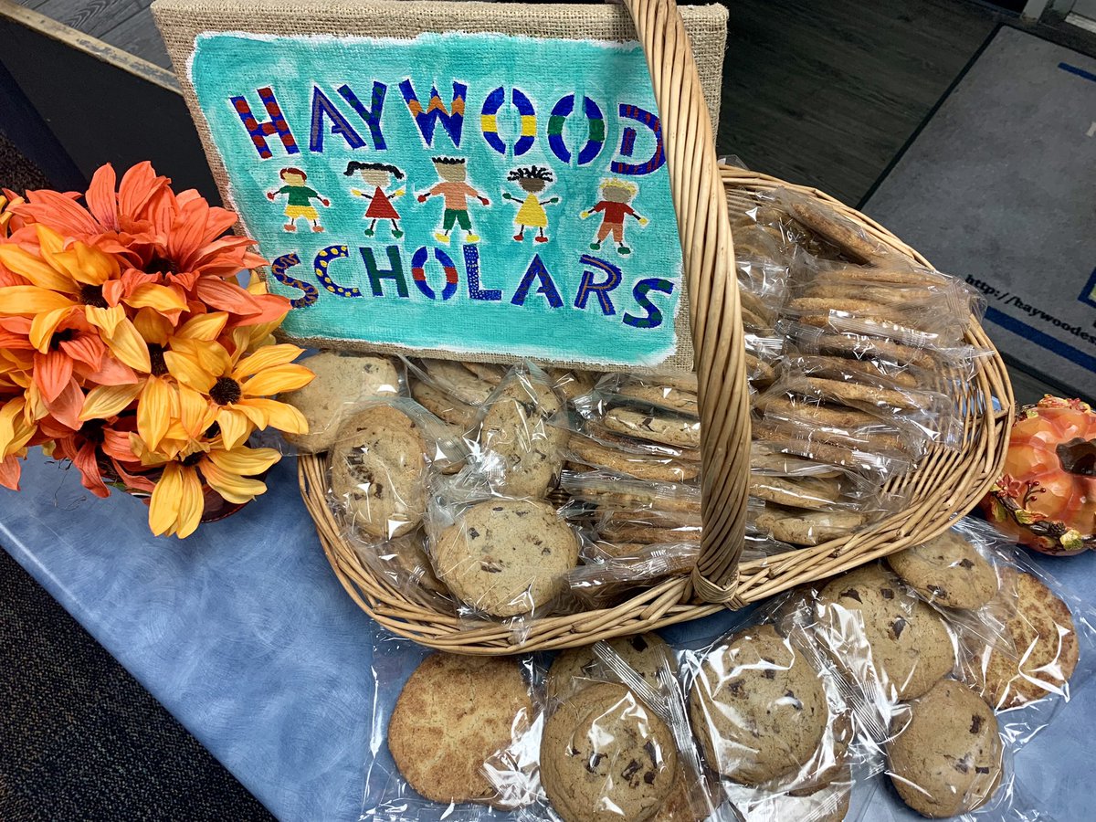 haywoodcubsMNPS's tweet photo. 🍪🍪 WOW! What a sweet blessing today to get cookies delivered from @MercyChefs - an intentional ministry serving food for the body and soul to the Nashville community. Thank you for loving 🥰 our teachers and staff today! @Christchurchnsh @CommAchieves @MetroSchools https://t.co/gEIxuZq0tX