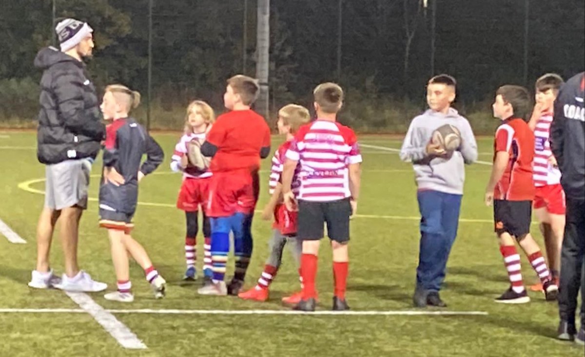 OakdaleMiniU11s's tweet photo. A treat for our boys tonight with a training sesh with @griffiths12895 being a great role model for them. Lots of fun had with smiles on faces whilst learning skills. Thank you to @SRWSports and Ollie for giving the boys a boost!  @mattjwatkins @dragonsrugby @OakdaleMiniRugb https://t.co/5olyLxNST3