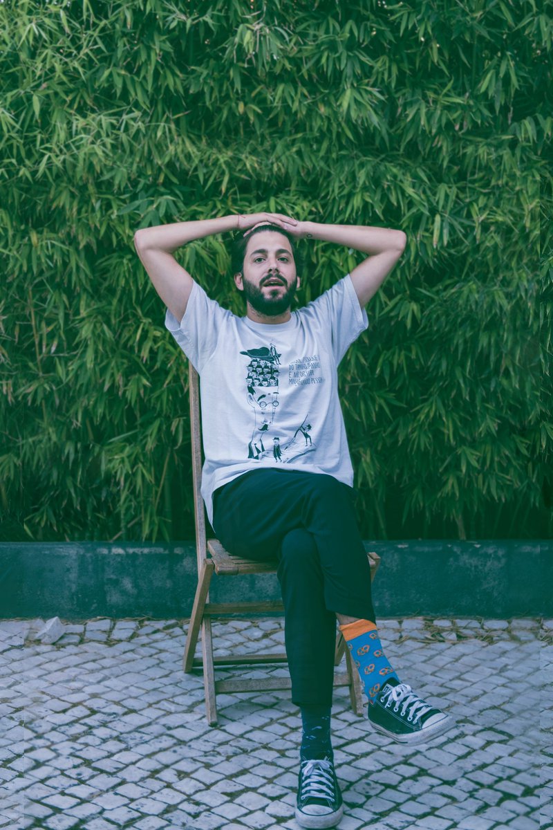 revistadevaneio's tweet photo. 8️⃣ 👇
Salvador Sobral é o entrevistado da devaneio 8.
"O que me flui é cantar, tudo o resto é uma tortura."
Fotografia & entrevista por Joana Fontinha. Fiquem atentos aos próximos dias 👀
#dev8 https://t.co/c2REZnZQS4