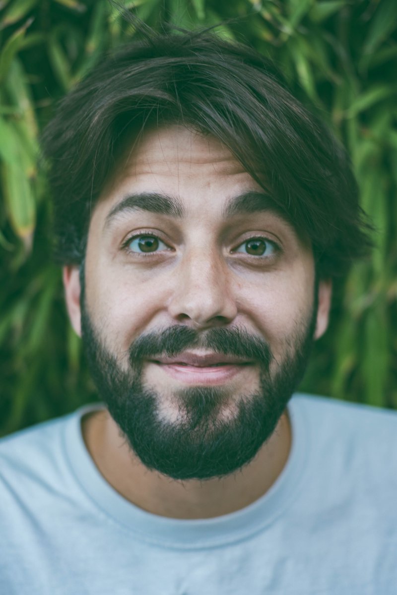 revistadevaneio's tweet photo. 8️⃣ 👇
Salvador Sobral é o entrevistado da devaneio 8.
"O que me flui é cantar, tudo o resto é uma tortura."
Fotografia & entrevista por Joana Fontinha. Fiquem atentos aos próximos dias 👀
#dev8 https://t.co/c2REZnZQS4
