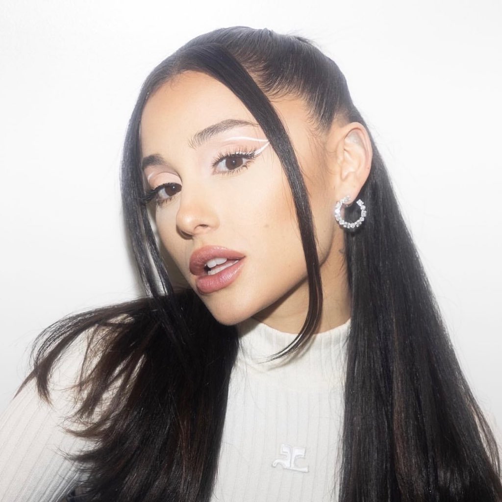 moonbow__08's tweet photo. #ARIAsArianaGrande I love you @ArianaGrande 🤍🤍🤍🤍🤍 https://t.co/wqTeZ8RgRt