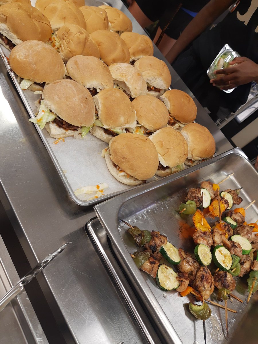 msplato1's tweet photo. Great job Hornets on today's lunch; pulled chicken and coleslaw on a bun and chicken kabobs with Greek salad. Everything looked and smelled great! @StamfordNation @dsbn @DSBNTech https://t.co/MrFVPTWESF