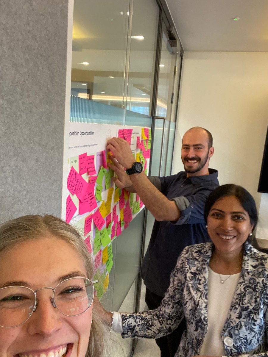 KatinkaSchaaf's tweet photo. First face to face workshop after nearly 2 years ✏️🗒 plus a very special view 🙌 #workshopwithaview @AdmiralPioneer #Shard https://t.co/Qnkx3UStTp