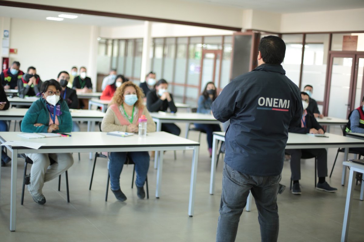 muni_quilpue's tweet photo. hoy se realizó la capacitación Microzonificación de Riesgos y Recursos por parte de la ONEMI, en el marco de el Plan de Emergencia que impulsa el #MunicipioAbierto ante la inquietud los vecinos de los sectores de #LosPinos,#TenienteSerrano y #ColinasDeOro por incendios en la zona https://t.co/zeDIjUa4cB