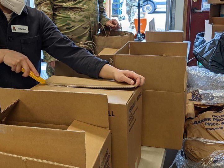 Join us as a volunteer for our upcoming holiday distribution! 
In particular, we need help with grocery store clerks, warehouse support, set up and clean-up.

More info here: whitecenterfoodbank.org/volunteer-appl… 

#KeepWhiteCenterFed  
#growwithus #foodjustice #TogetherWeCan #BetterTogether