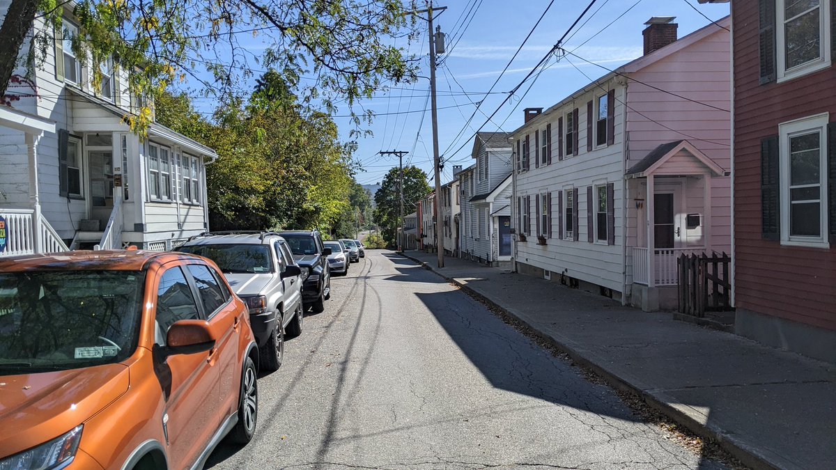 AndrewAPrice's tweet photo. I love it when towns are so compact that you're a short walk from wilderness. #GoodUrbanism

Cold Spring, New York https://t.co/O0JoilWuox