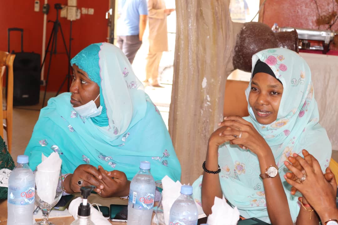 Amalkher5's tweet photo. Étant invité par le PNUD et le Ministère de la Femme,  mon intervention était accès sur l'engagement des femmes Tchadiennes dans la vie politique du Tchad.
La politique n'a pas de famille ni de sexe,  mais des principes parmi lesquels " soit tu le fait, soit tu le subis" https://t.co/PTqpGTkcQg