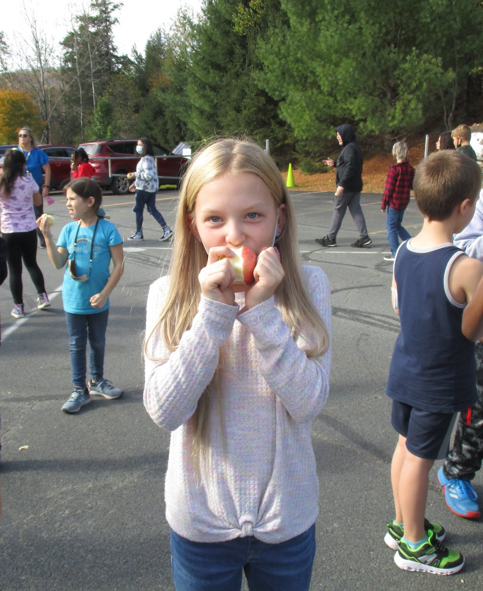 Thank you @CCESullivan, <a href="/FarmOnFarmOn/">FarmOn! Foundation</a> and <a href="/AileenMGunther/">Aileen Gunther</a> for helping us celebrate the #BigAppleCrunch today at Sullivan West Elementary school! Check out these big bites!