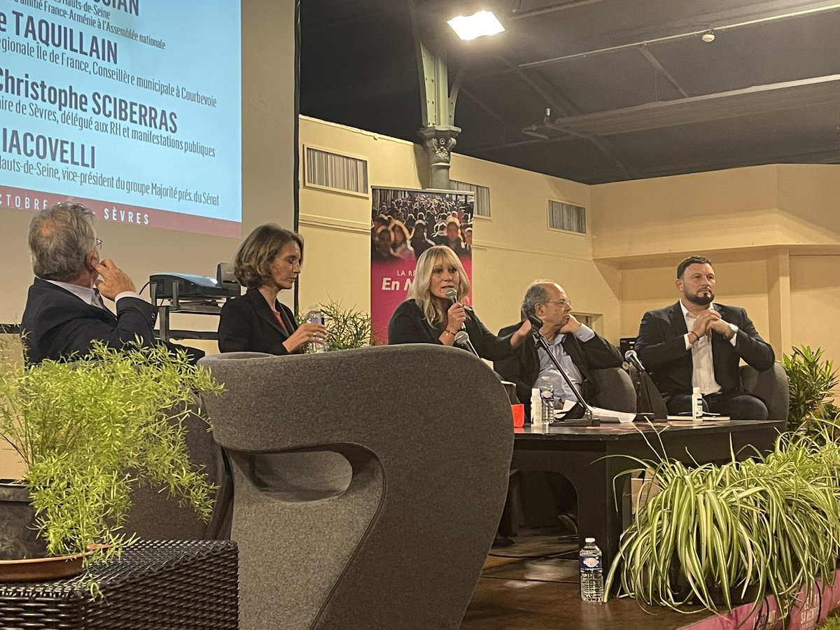 Réunion de rentrée de <a href="/LaRem92/">meral aktaş</a> #LaREM @92enmarche 
Orga parfaite!
Et surtout très inspirant.
2 mots forts ce soir pour lancer la campagne présidentielle : Écoute et Humilité 👍