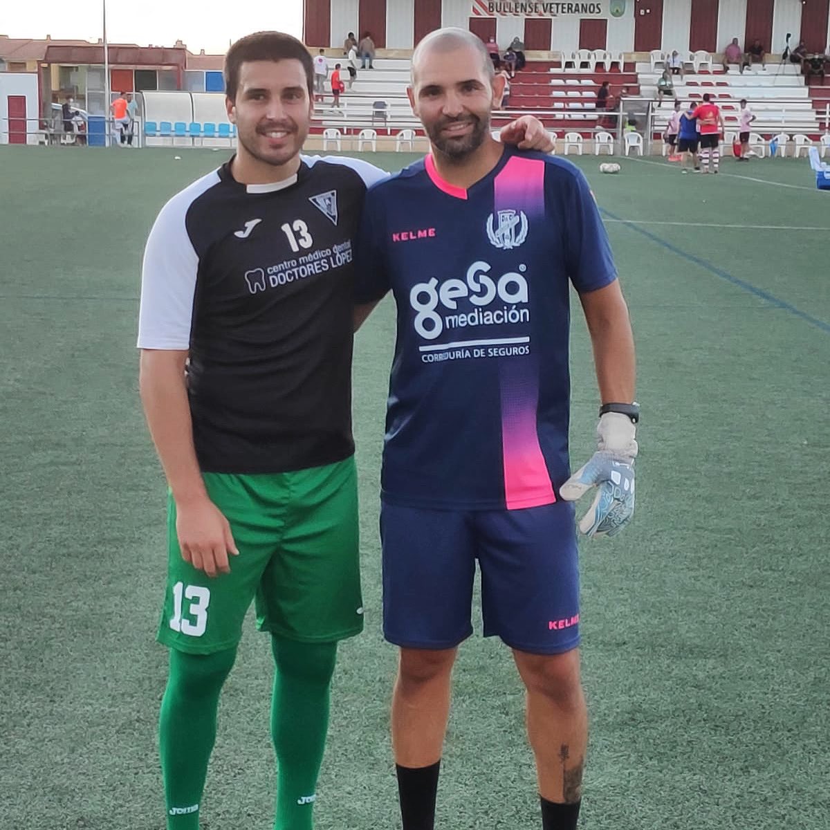 Nuestro director <a href="/Carlos1Perello/">Carlos Alberto Perelló Garay</a> y el entrenador <a href="/GinesGuzman/">Ginés Guzmán Marín</a> también se encuentran en los campos de fútbol 🏟. Grandes profesionales, compañeros y amigos que siguen trabajando de la mano 🤝 con la #escuelaporteroscarlosperello y sus respectivos clubes 🧤⚽️🥅