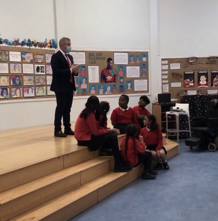 Y5/6 sharing with Jeremy Miles MS, Minister for Education and Welsh Language, all they’ve been doing to promote diversity in MS. @wgmin_education @fmwales @BameedWales @theredcardwales @rcccymru @BhmUK @profgaryb @vaughangething @ClarenceHouse