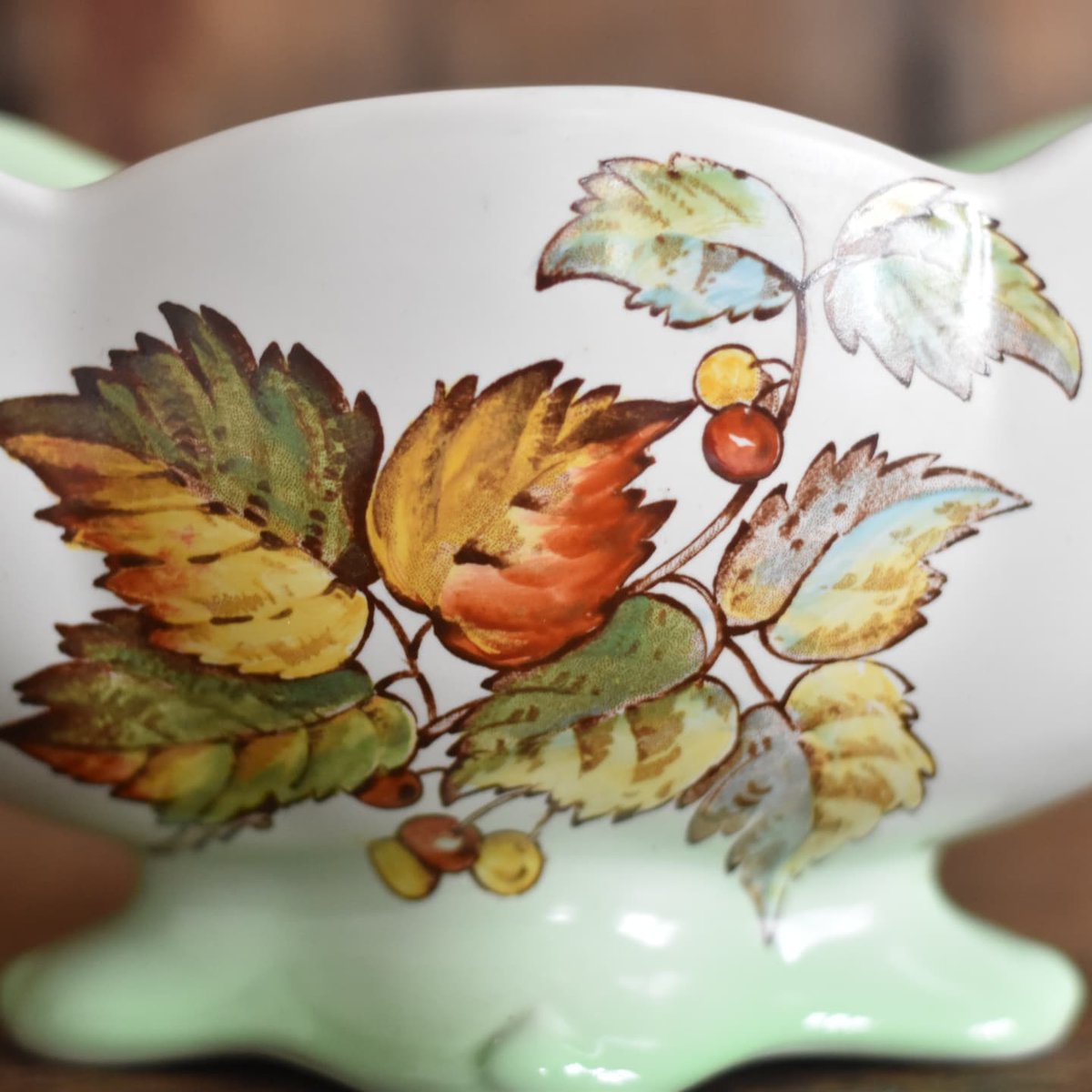 🍂Vintage Florals🍂 This beautiful vase by Royal Winton is available to purchase from our website (link in bio). We love its scallop-edged design &amp; hand-painted leaf &amp; berry motif. A perfect addition to any interior #shopvintage #shopsustainable #seasonalstyling #seasonalflowers