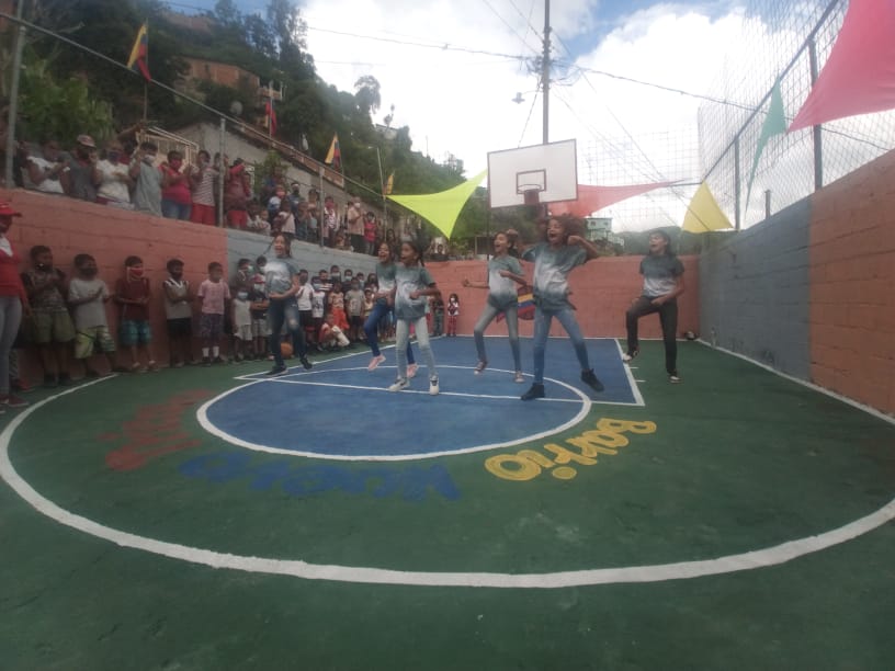 GReynzerRojasO's tweet photo. En el marco del Plan Cancha Bella Tricolor, fue inaugurada una cancha en el sector Aguachina 2 parroquia Macarao

Destacando la importancia de la recuperación de los espacios deportivos, a través de los 4 vértices que están siendo promovido #GMBNBT

#VenezuelaTieneConQue #21Oct https://t.co/reQkmsN3LX