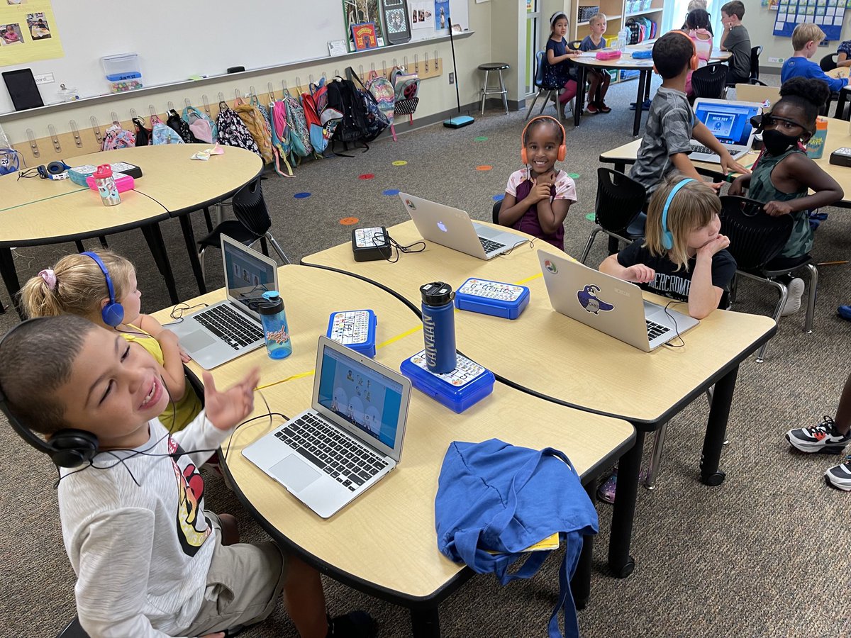 KarkoshKelsi's tweet photo. Small Group foundational skills time in K! #QHES #GoQuails https://t.co/3NdIkN62rH