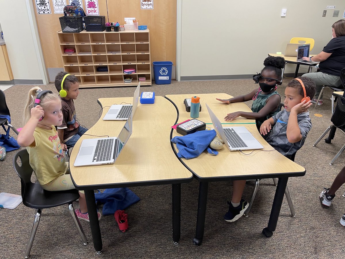 KarkoshKelsi's tweet photo. Small Group foundational skills time in K! #QHES #GoQuails https://t.co/3NdIkN62rH