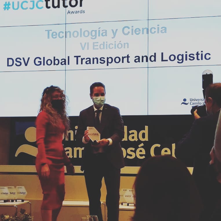 tgarcmar's tweet photo. Enhorabuena a DSV Global Transport and Logistics por el galardón de #TutorAwards. Muchas gracias por la grandísima labor realizada en la formación y acercamiento a la logística profesional con nuestros estudiantes del Grado en Transporte y Logística. 👏👏 @universidadcjc @DSV_ES https://t.co/TQGRApeYih