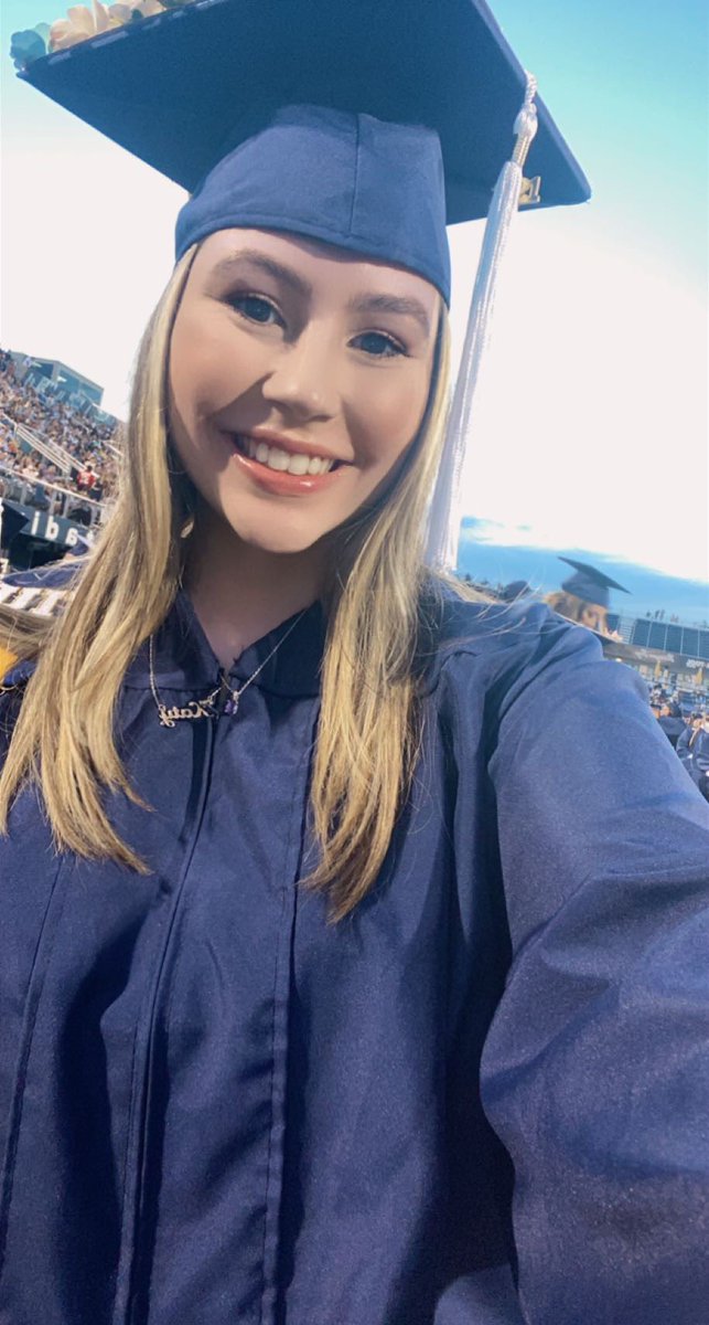 _katherinecruz's tweet image. Just an update - I did it 👩🏼‍🎓🎓💗#FIUGrad #SummerGrad