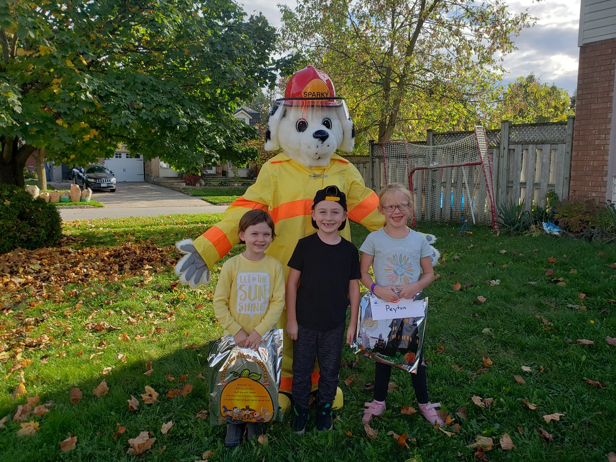 CentrWellington's tweet photo. If you saw a #CWFire truck with a large dog in it last night, no you were not going crazy! Fire Prevention Officer Chris and his trusty side-kick Sparky the Fire Dog were out dropping off prizes for our Prevention Week colouring contest winners! Thanks to all who submitted! https://t.co/t0gVevsysV