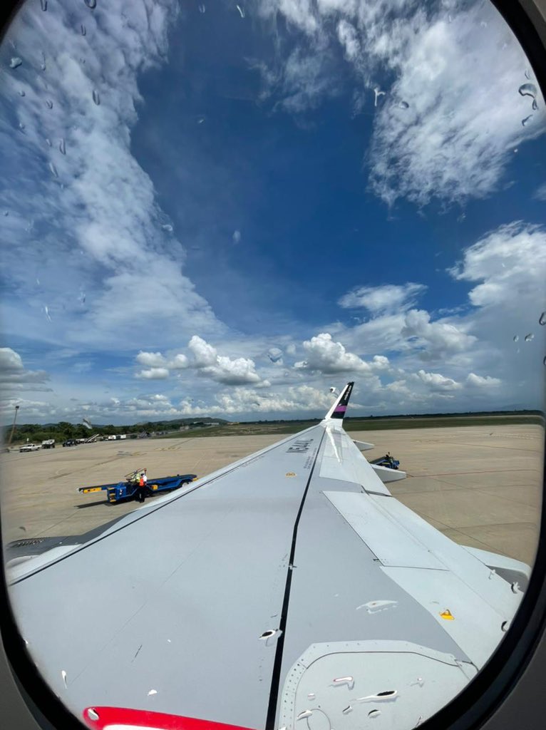 AirSupportGrou1's tweet photo. Felicidades a @viajaVolaris por cumplir exitosamente con los procesos de certificación para poder establecerse como un operador salvadoreño ✈️🇸🇻 https://t.co/hnFuA7Aa34