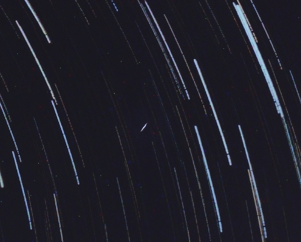 ceretta_alberto's tweet photo. Como registrar los meteoros con tu celular? Instalas app que permita tomar secuencia de fotos de larga exposición (Ej: DeepSkyCamera), RAW mejor. Envías las capturas a la app Star Trails, esperas unos segundos y tenes la fusión con el trazo de estrellas y con suerte un meteoro. https://t.co/iQxEcI0lr0