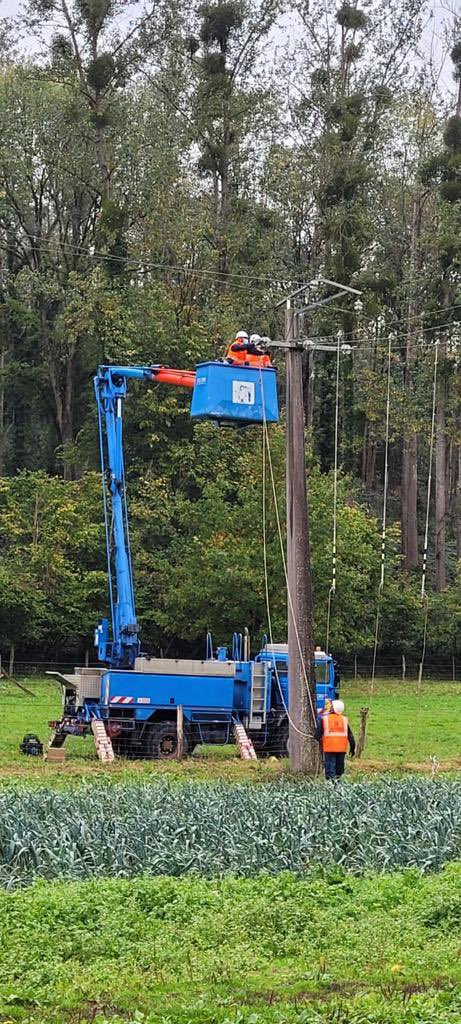 JourdainAnt's tweet photo. Toute la journée, les équipes d’@enedis avec leurs partenaires du #serce et #sner se sont mobilisées pour rétablir plus de 90% des clients. 17 000 nous attendent encore Merci aux équipes du sud venues aider le nord, la solidarité d’un service public national. https://t.co/jfdTs9RHtX