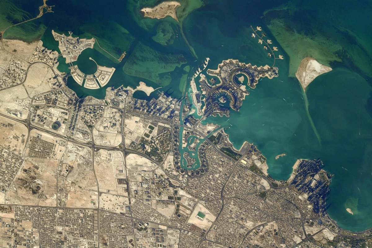 Thom_astro's tweet photo. Doha au Qatar est connu pour son architecture extraordinaire... vous constaterez que c'est visible jusque dans l'espace ! 
🇶🇦
Doha, Qatar, incredible architecture, and it shows even from space! #MissionAlpha https://t.co/Baw61TTigY