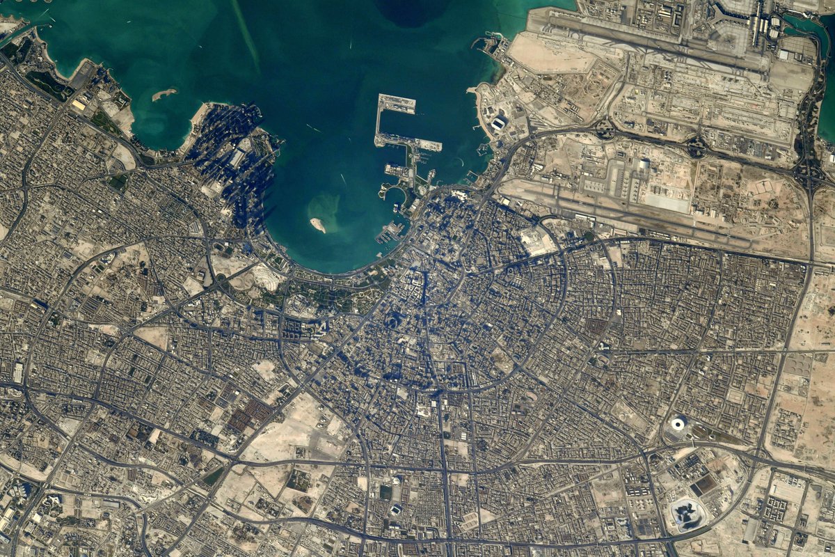 Thom_astro's tweet photo. Doha au Qatar est connu pour son architecture extraordinaire... vous constaterez que c'est visible jusque dans l'espace ! 
🇶🇦
Doha, Qatar, incredible architecture, and it shows even from space! #MissionAlpha https://t.co/Baw61TTigY