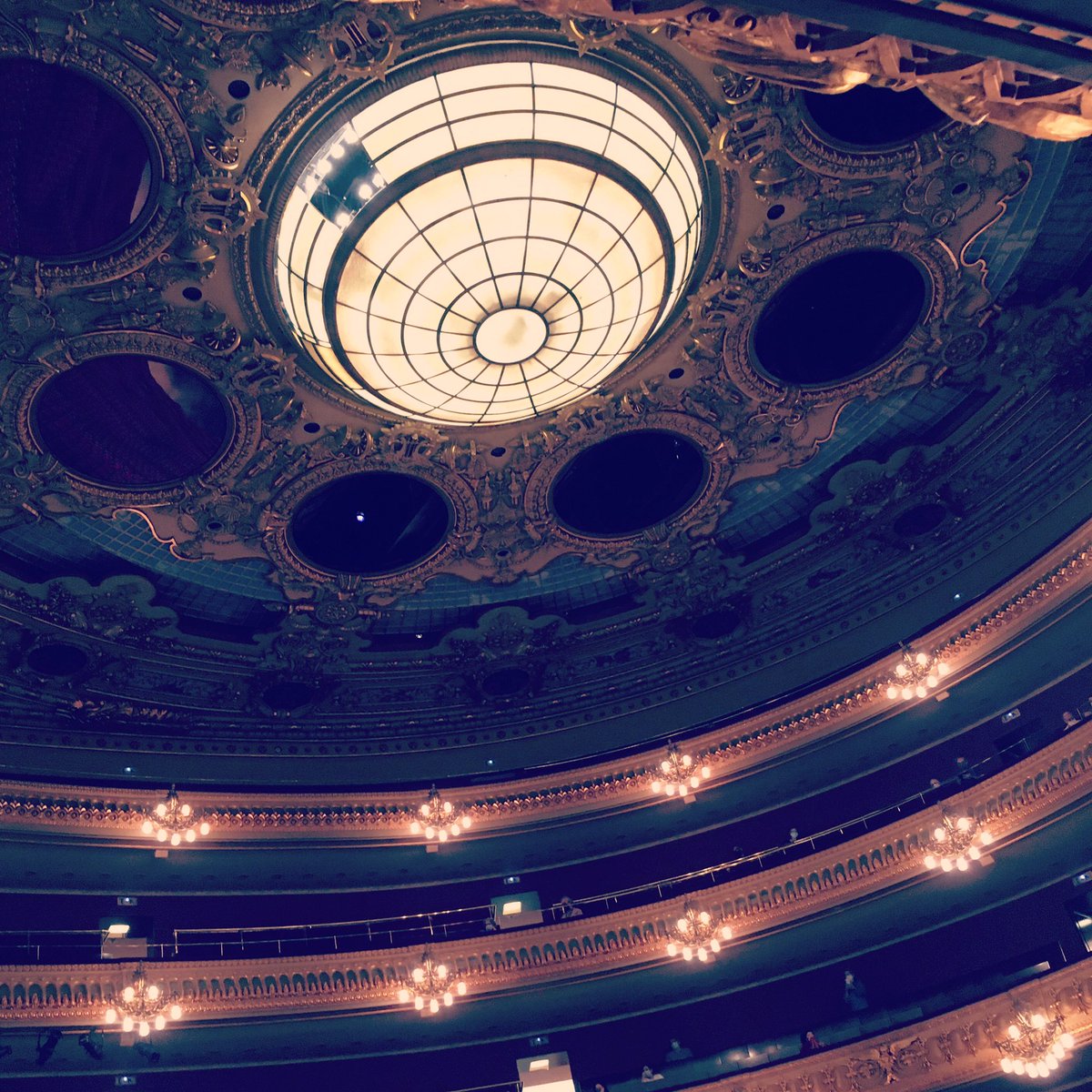 Som molt afortunats per poder anar un dijous qualsevol al @liceu_opera_barcelona i  veure un espectacle con #warrequiemliceu. Des d’aquí felicitem el treball de tots els que fan possible aquest rèquiem  tan especial.