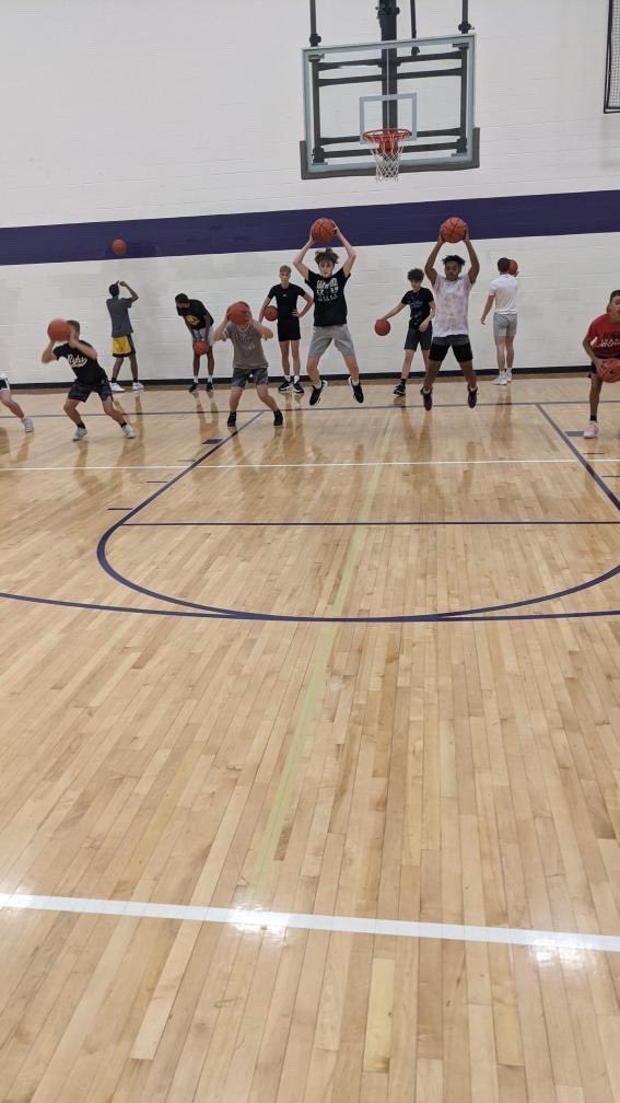 BEASTMBB's tweet photo. Let’s finish the week strong!!! We got @coachmoe2015 right after school! #WorkHardHaveFunGetBetter #BeastFam #EastsideHoops 😈 https://t.co/105eInP3wi