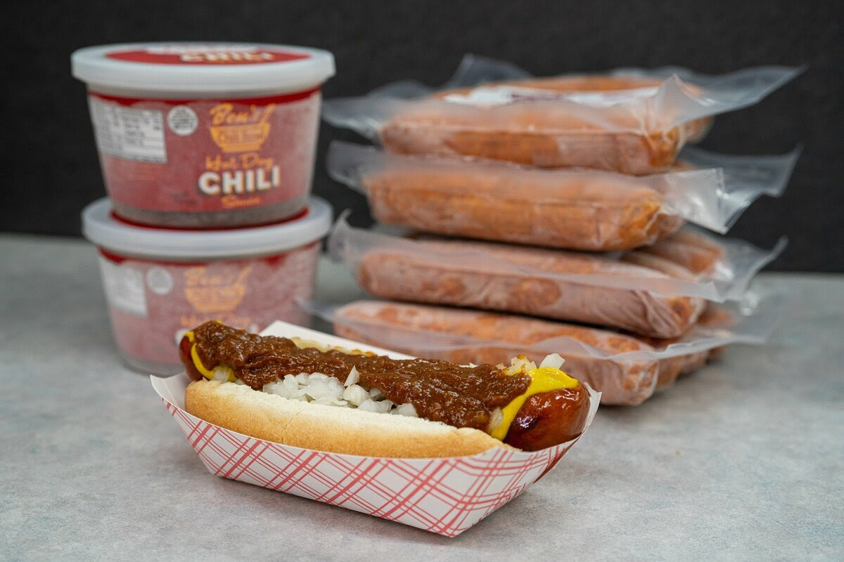 benschilibowl's tweet photo. October is Breast Cancer Awareness Month &amp; we're donating a portion of all proceeds from our online store to the @THEMLCCF, @HowardU Cancer Center &amp; @SusanGKomen.  When you order any item from https://t.co/CycrWaVYyD you're making a difference in the lives of so many! https://t.co/7XiBJXUSlO