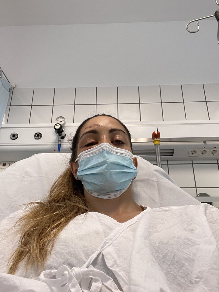 soniscs's tweet photo. Hace tres semanas tuve un accidente con la bici y me dí un golpe en la cabeza. Me hicieron un TAC de urgencias y cuando el médico vino para darme los resultados me dijo: “no se ven lesiones traumáticas agudas, però te hemos encontrado un pequeño tumor”.👇🏼 https://t.co/wqbvkcrWVc
