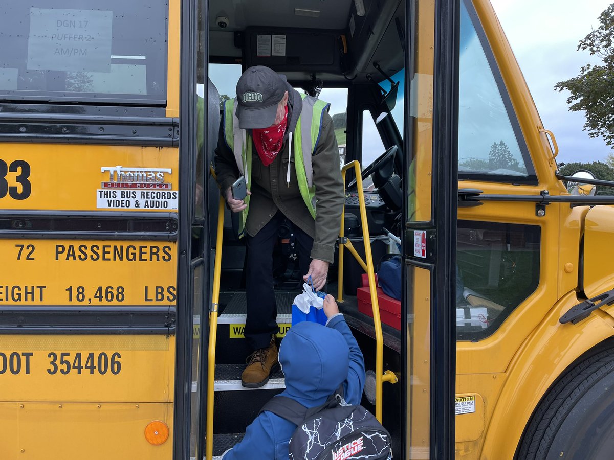 MrsWaszak's tweet photo. Happy Bus Driver Appreciation!! We have the best and nicest 🚌 drivers at Henry Puffer! I had a friend to help me deliver special gifts for our drivers #dg58pride #pufferpanthers #busdriverappreciation #thankyoubusdrivers https://t.co/LUyBRJf7ha