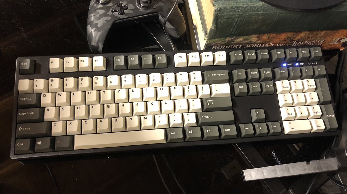 CoffeeHead240's tweet photo. Got a new keyboard!
My first with actual cherry keys 👀
#iKBC Typeman CB108V2 retro w/ browns
Im in love
#mechanicalkeyboards #new #cherrykeys https://t.co/oaAihYqUhc