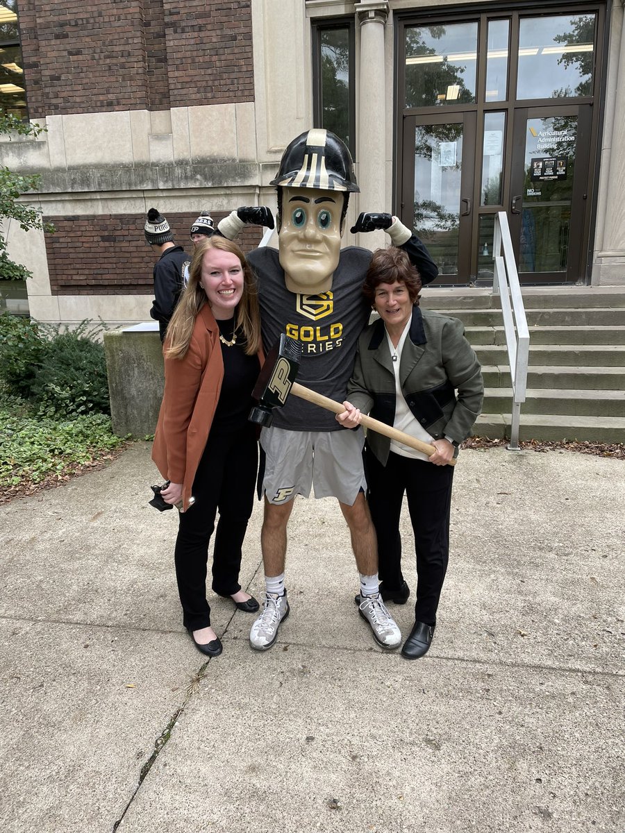 PurdueAgDean's tweet photo. Just a few more photos from the @USFarmReport taping sponsored by Golden Harvest &amp; Syngenta today. My favorite part of being Dean is interacting with our students…and our view from Ag Administration isn’t bad either. #BoilerUp https://t.co/wzInQKjHzS